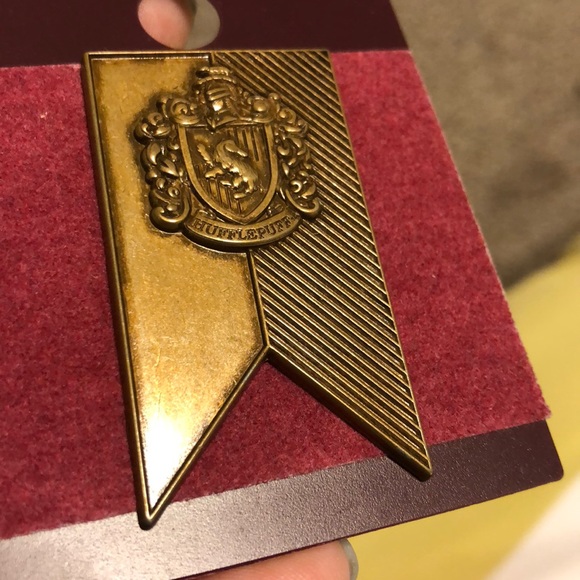 Harry Potter Hufflepuff Pin - Picture 2 of 3